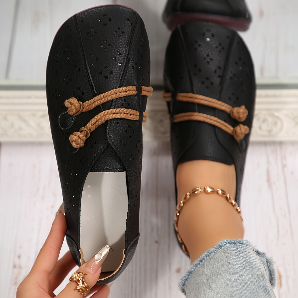 Solenne – Ankle Strap Flats