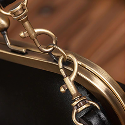Clara’s Retro Chic™ | Vintage Kiss-Lock Bag