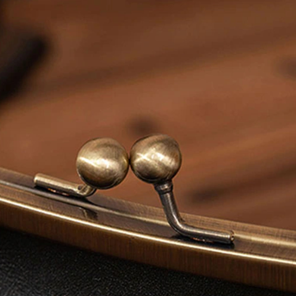 Clara’s Retro Chic™ | Vintage Kiss-Lock Bag