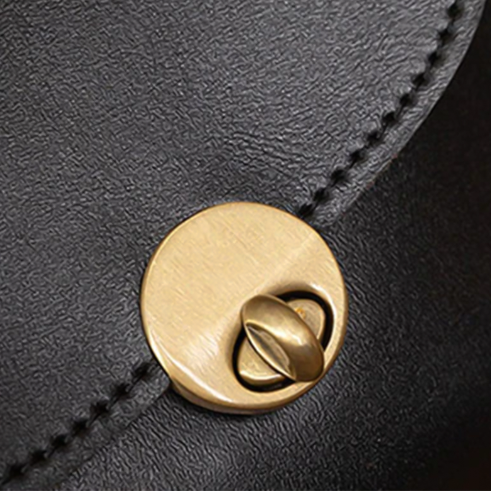 Clara’s Retro Chic™ | Vintage Kiss-Lock Bag