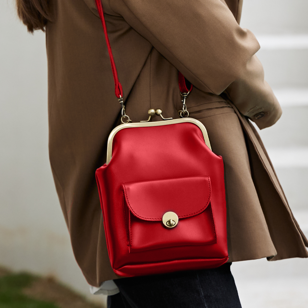 Clara’s Retro Chic™ | Vintage Kiss-Lock Bag