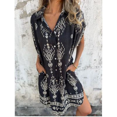 Loose-fitting short-sleeved dress with print and pockets