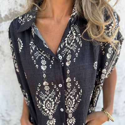 Loose-fitting short-sleeved dress with print and pockets