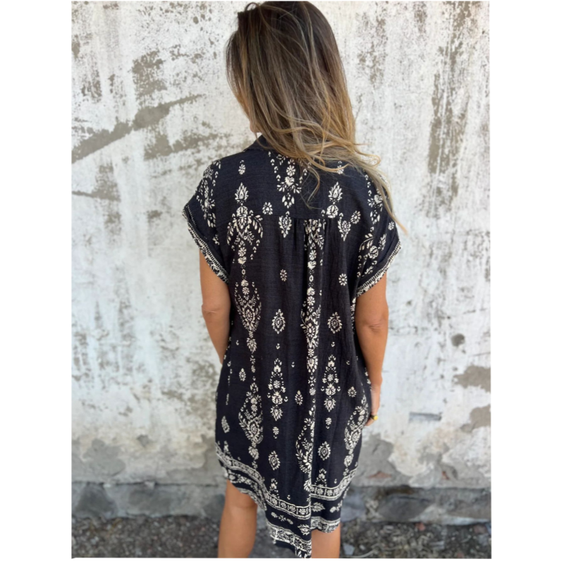 Loose-fitting short-sleeved dress with print and pockets