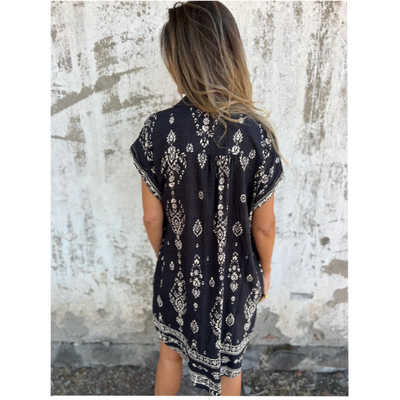 Loose-fitting short-sleeved dress with print and pockets