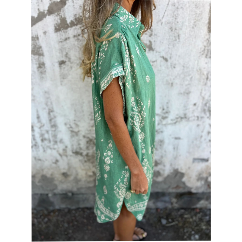 Loose-fitting short-sleeved dress with print and pockets