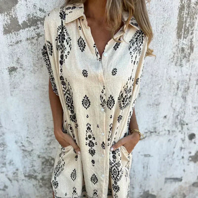 Loose-fitting short-sleeved dress with print and pockets