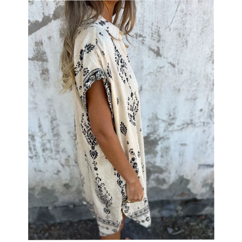 Loose-fitting short-sleeved dress with print and pockets