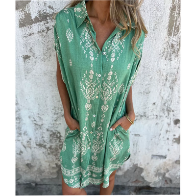 Loose-fitting short-sleeved dress with print and pockets
