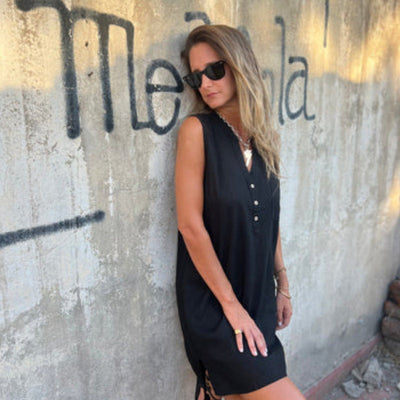 Sleeveless V-neck dress with buttons and pockets for women